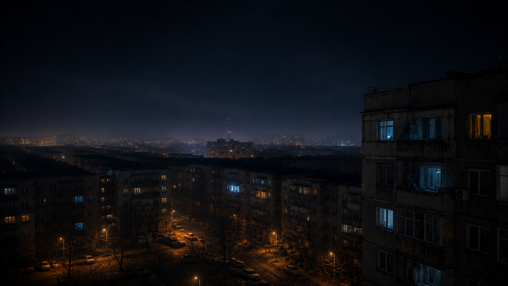 Blocuri românești noaptea, cu câteva ferestre luminate albastru, sugerând o comunitate ascunsă de oameni conectați.